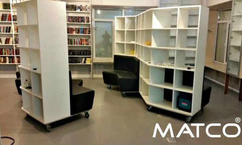 Alege rafturi pentru cărți care îmbină funcționalitatea, mobilitatea și un design modern, adaptat spațiilor educaționale și profesionale.
