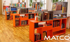 Rafturile pentru cărți prezentate în imagine sunt concepute special pentru biblioteci, săli de lectură, școli, universități și spații educaționale moderne. Designul modular, cu forme geometrice deschise și combinație de culori vibrante, oferă un aspect contemporan și facilitează accesul rapid la cărți.
Construcția solidă asigură stabilitate și durabilitate în utilizare intensivă, iar compartimentarea variată permite organizarea eficientă a cărților de diferite dimensiuni. Rafturile pot fi amplasate liber în spațiu, fiind ideale pentru delimitarea zonelor de lectură și crearea unui mediu prietenos și bine structurat.
Avantaje principale:
Rafturi pentru cărți cu design modular
Ideal pentru biblioteci, școli și centre educaționale
Acces ușor la cărți din ambele părți
Construcție robustă, potrivită pentru trafic intens
Design modern, atractiv și funcțional
Alege rafturi pentru cărți care îmbină estetica modernă cu funcționalitatea, contribuind la un spațiu de lectură organizat și plăcut.