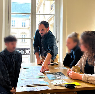 Quatre personnes discutent autour d'une table autour du jeu des 1000 modes, jeu de concertation conçu par todomodo