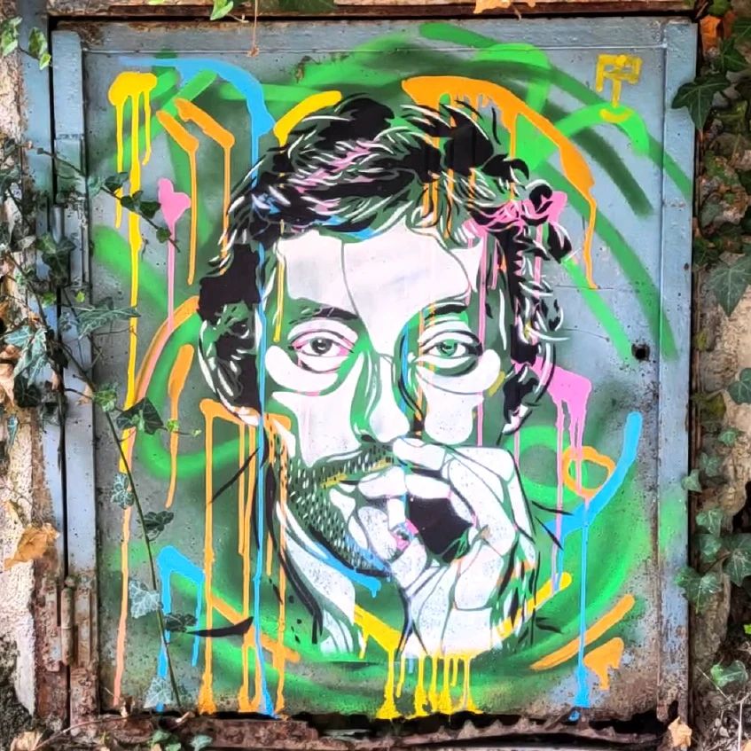 Portrait de Serge Gainsbourg réalisé sur une plaque dans la rue