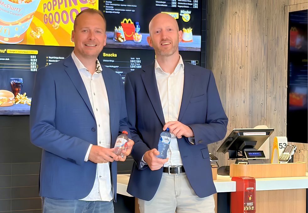 Filip Van Hoyweghen, Sales Director Belux, Spadel; Laurens Knol, Director Supply Chain McDonald’s, BeNe. © MCDONALD’S BELGIUM
