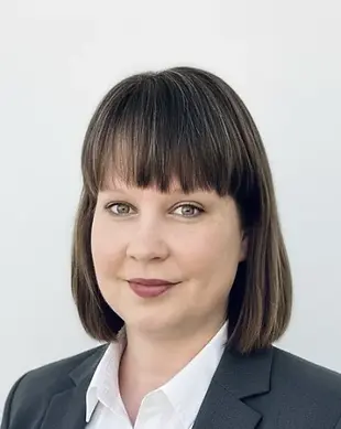 Amanda-Headshot.webp