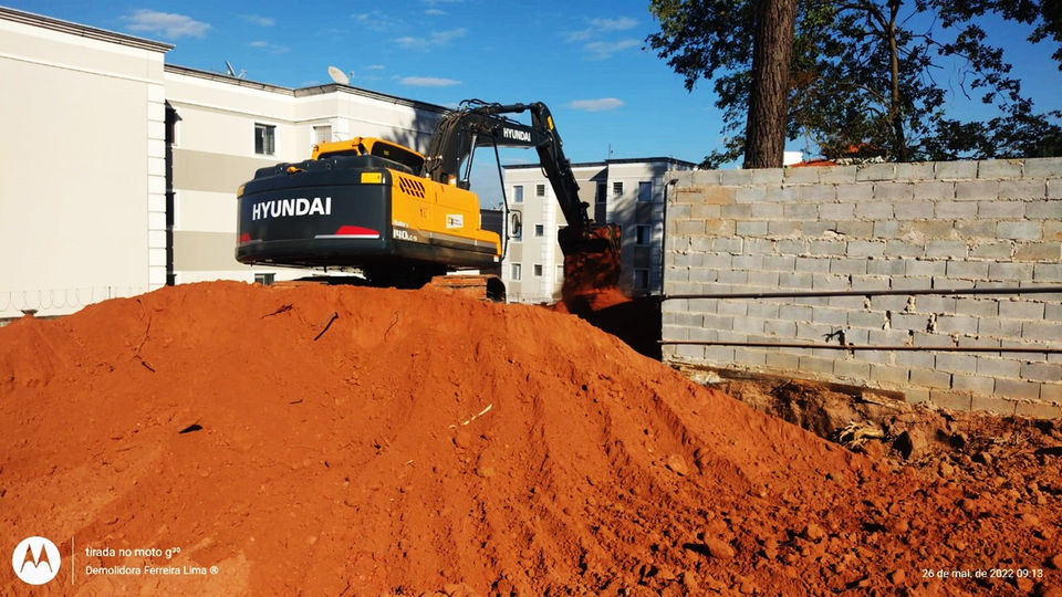 Terraplenagem e preparação de terreno, em sorocaba, vila zamora, retirada de camada vegetal, escavação, demolidora ferreira lima, vitta residencial