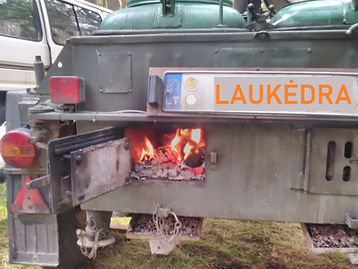 lauko virtuvė kurenama malkomis