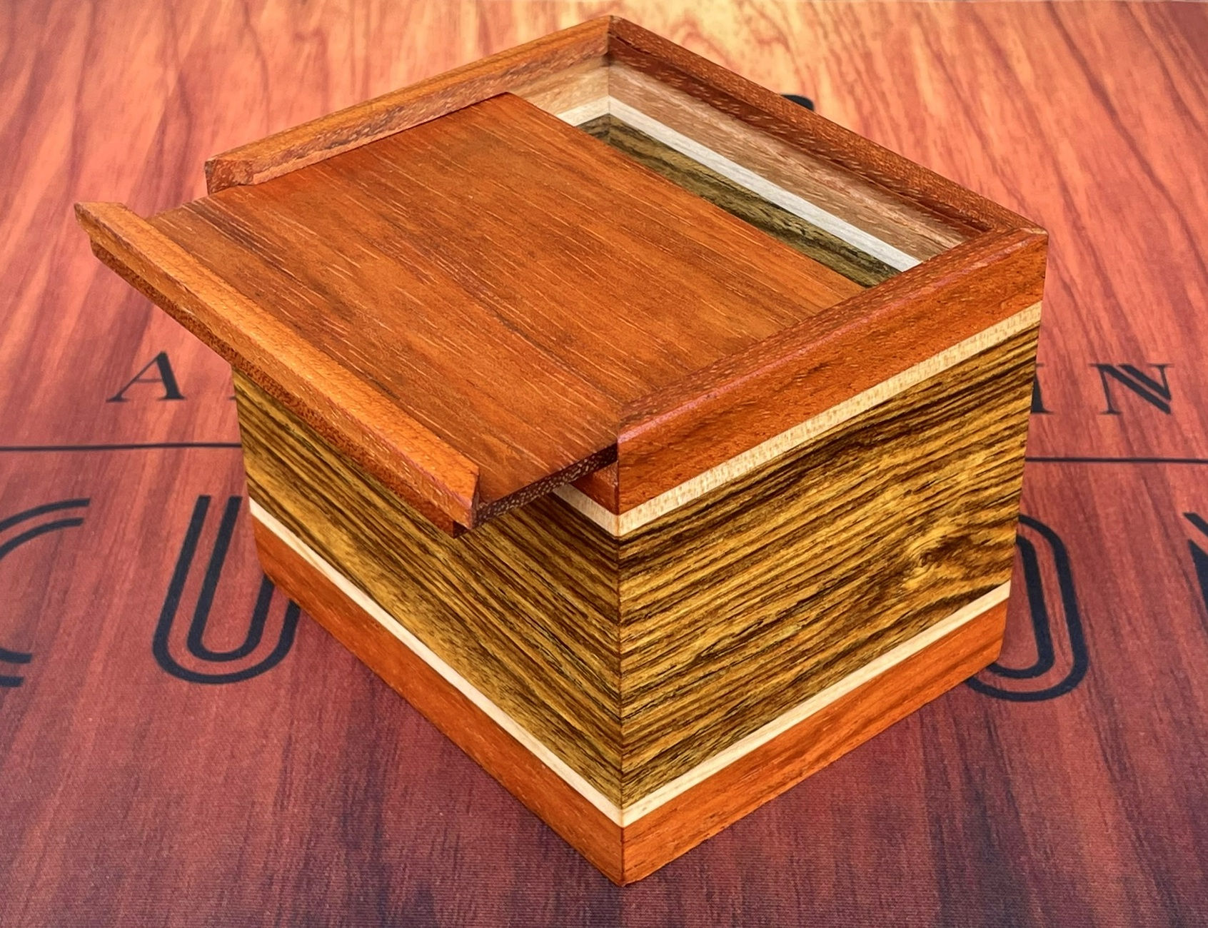 Pin Striped Sideloading Deck Vault #24