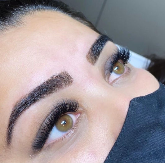 Desgin em sobrancelhas com coloração temporário e Extensão de cílios volume brasileiro.jpg