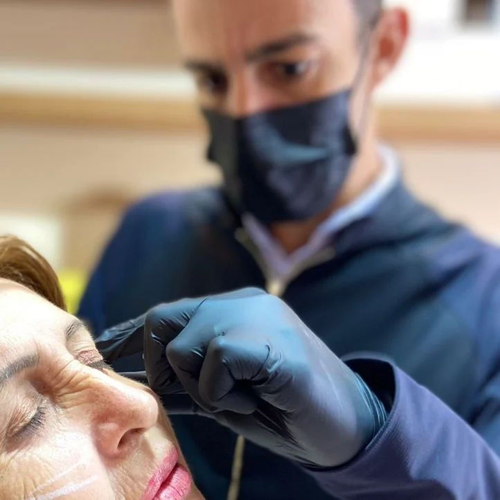 profissional fazendo tratamento de pele em paciente