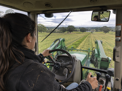 mujer operando tractor