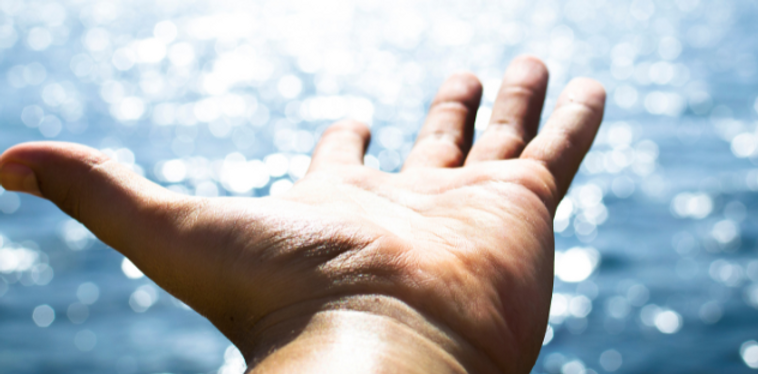 Mano al mar