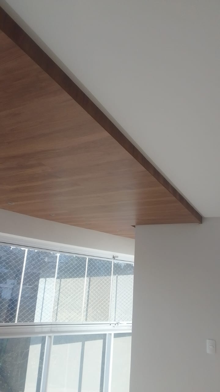 PISO VINÍLICO DE PVC CAMÉLIA NO TETO — foto 3