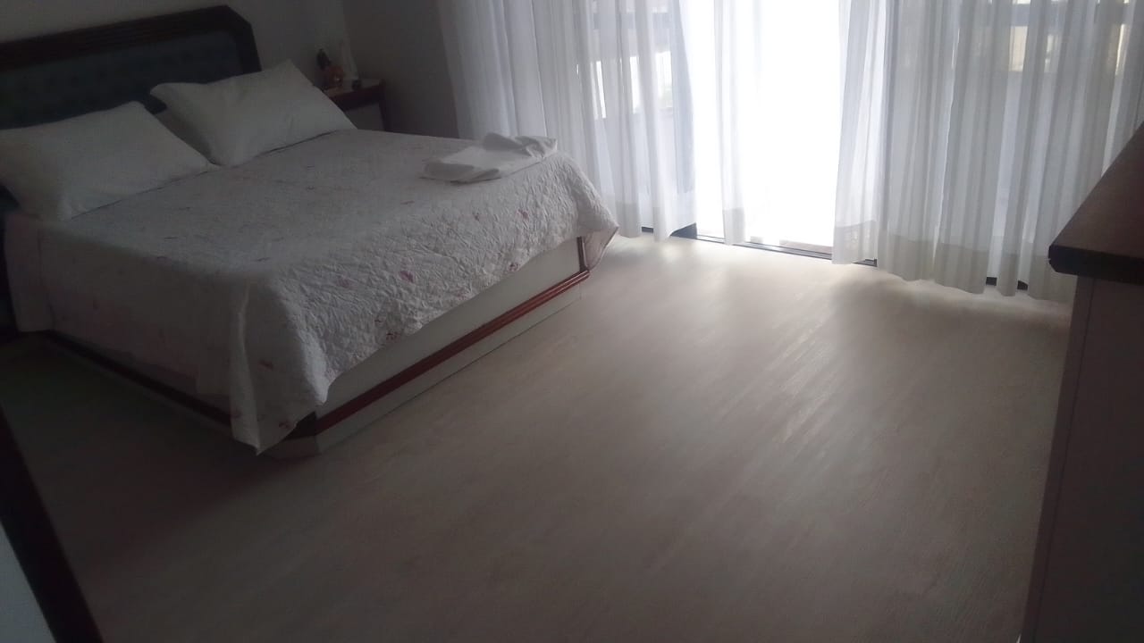 PISO VINÍLICO PLÁTANO