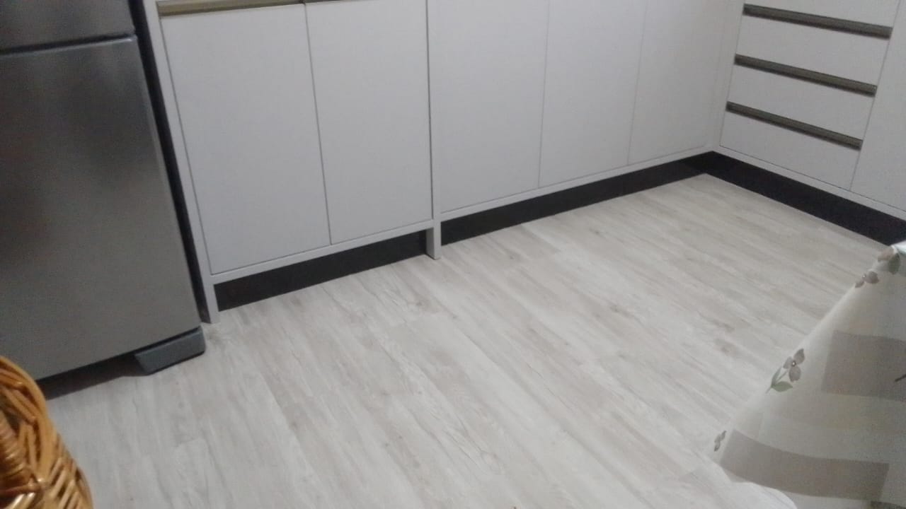 piso vinílico instalado