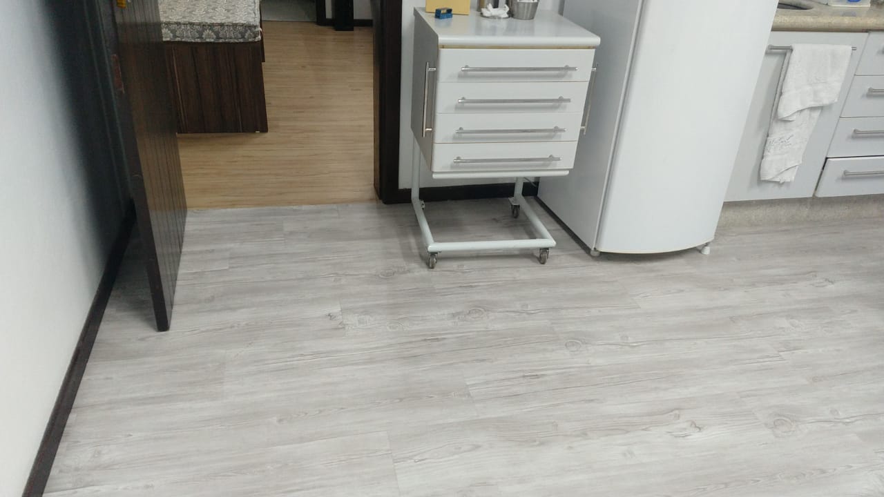 PISO DE PVC IPÊ ORLEANS E PÁTINA ÁRTICO