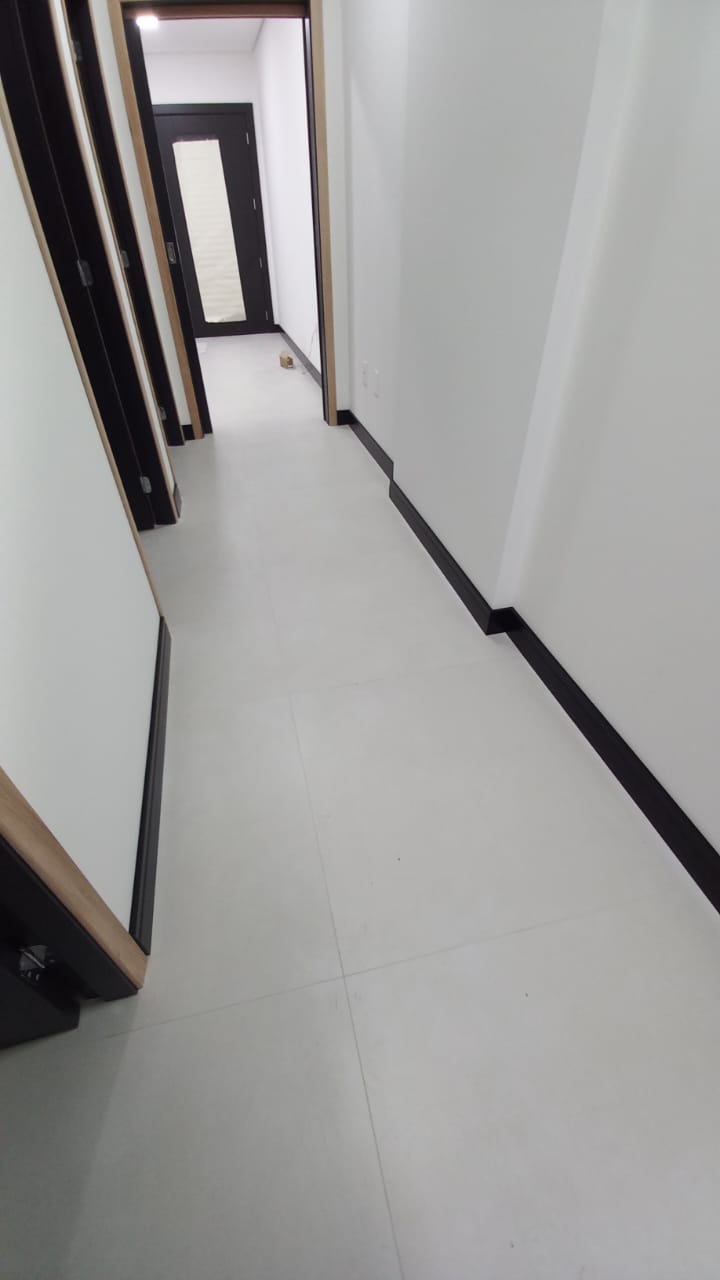 RODAPÉ DE POLIESTIRENO PRETO — foto 3