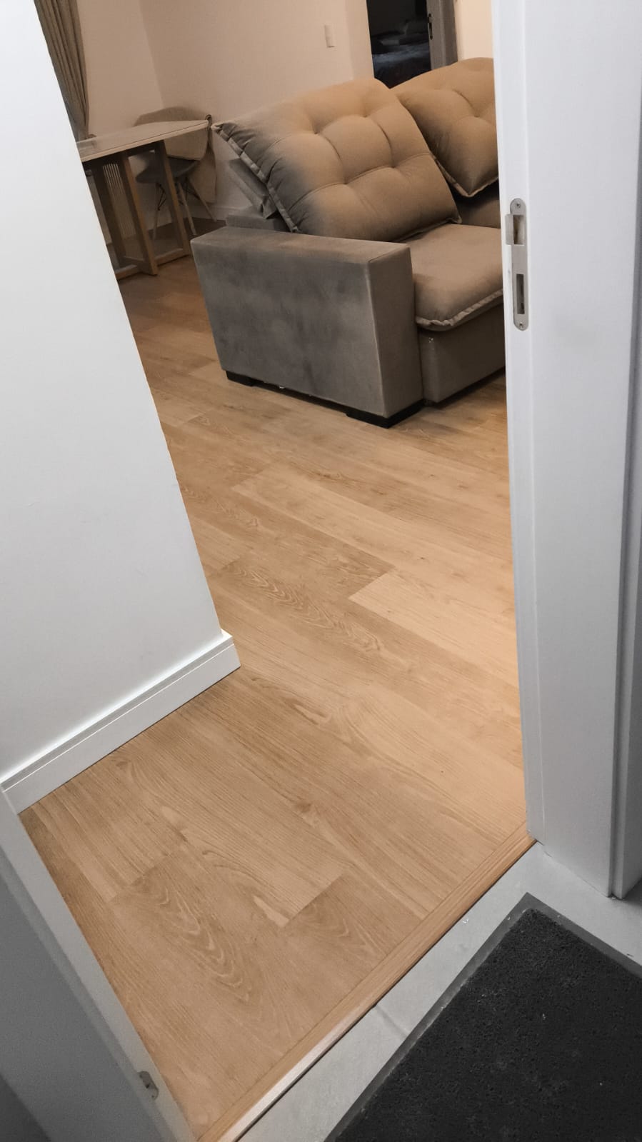 PISO LAMINADO CARVALHO NATURAL ENVERNIZADO