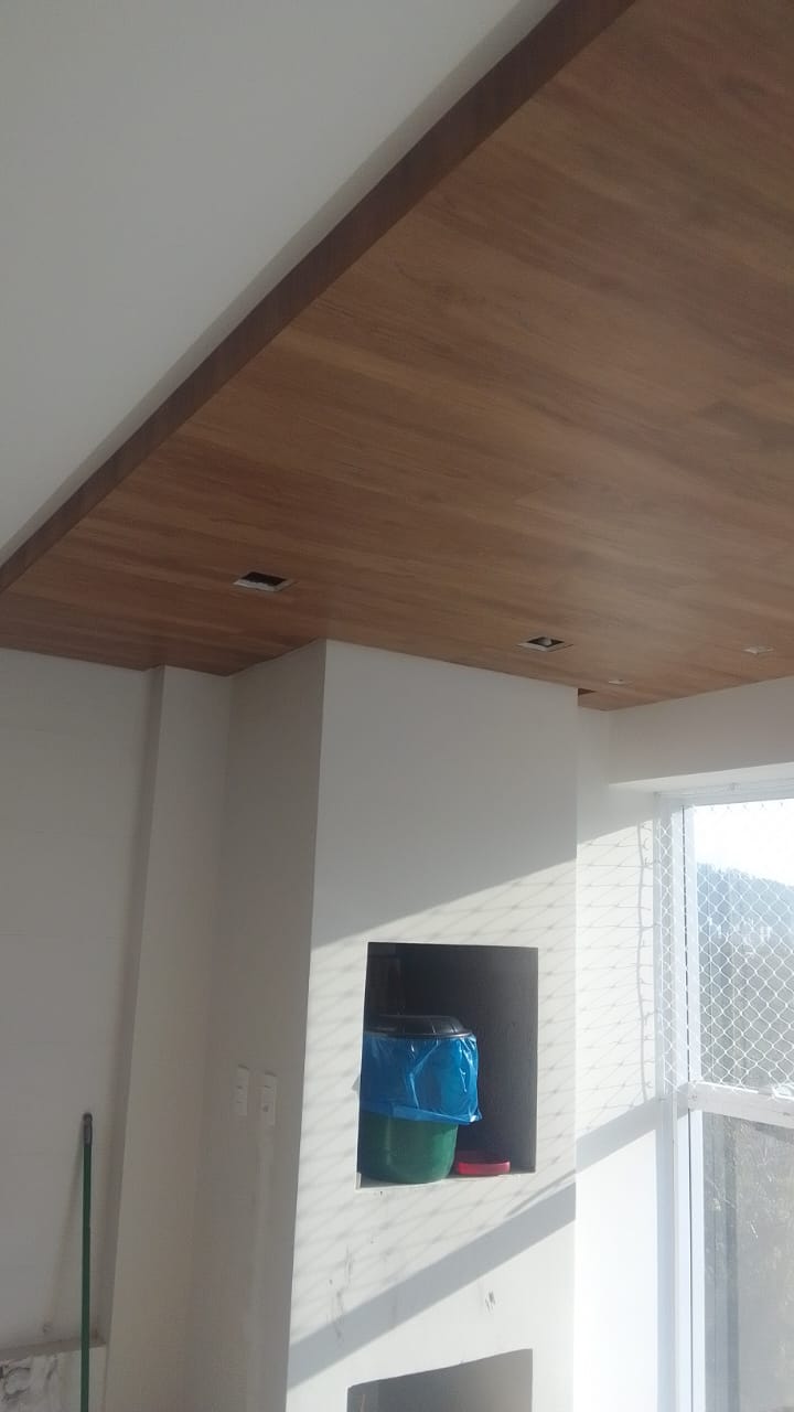PISO VINÍLICO DE PVC CAMÉLIA NO TETO — foto 4