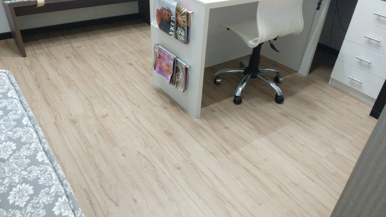 PISO DE PVC IPÊ ORLEANS E PÁTINA ÁRTICO — foto 3