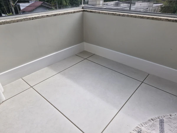 rodapé de poliestireno com 10 cm liso
