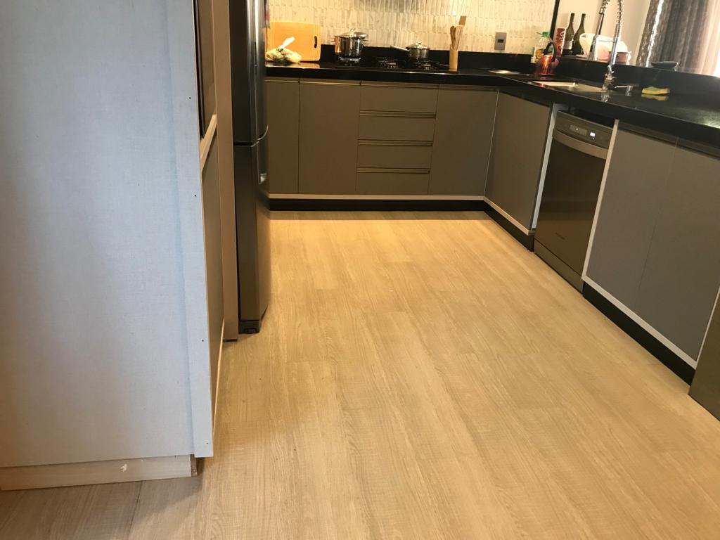 PISO DE PVC PÁTINA GRIS — foto 6