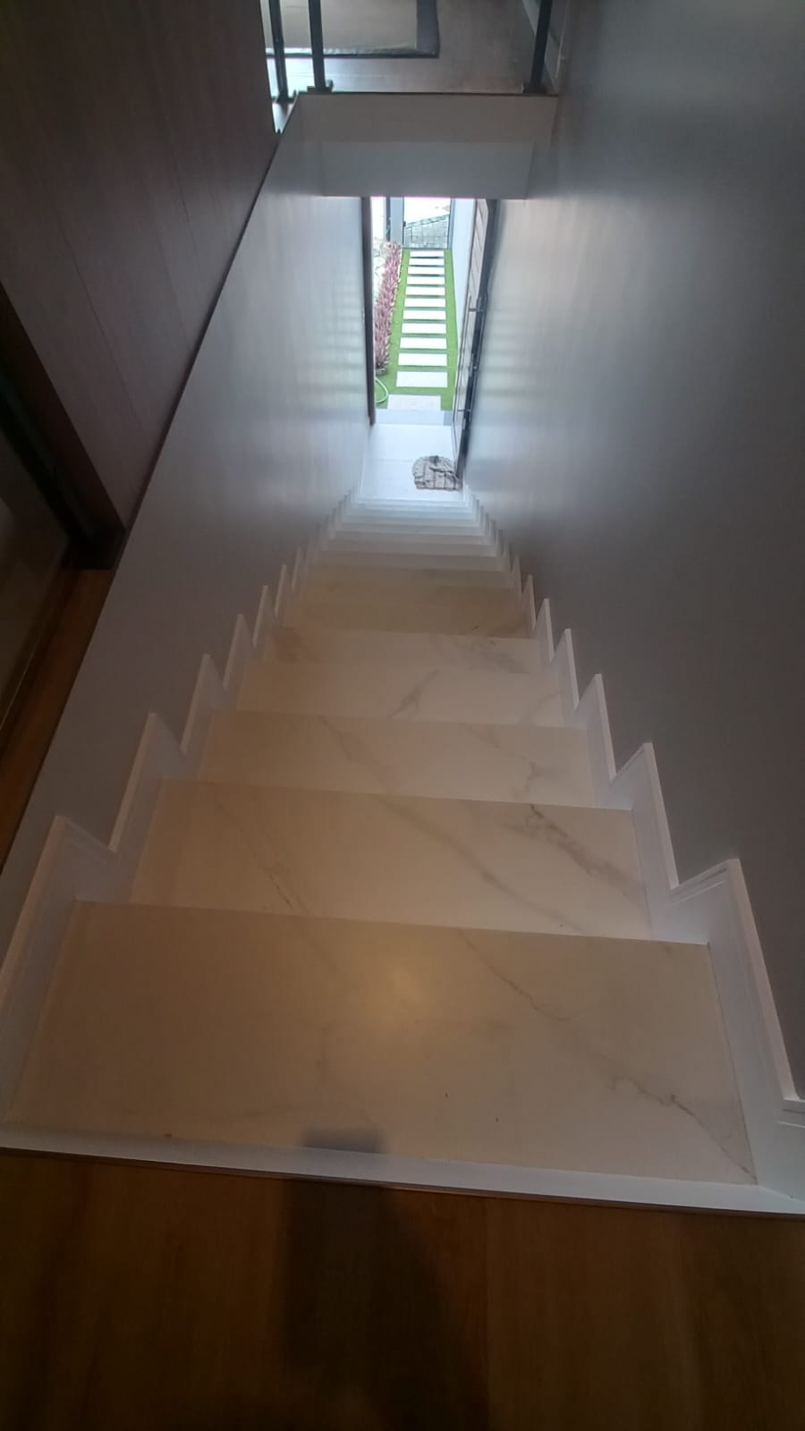 RODAPÉ DE POLIESTIRENO NA ESCADA — foto 5