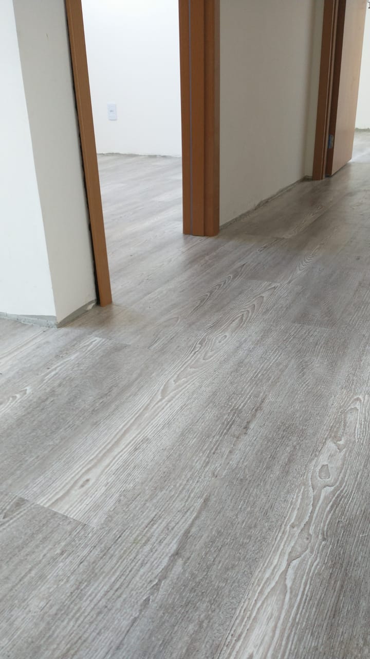 PISO DE PVC CARVALHO PLATINO — foto 2