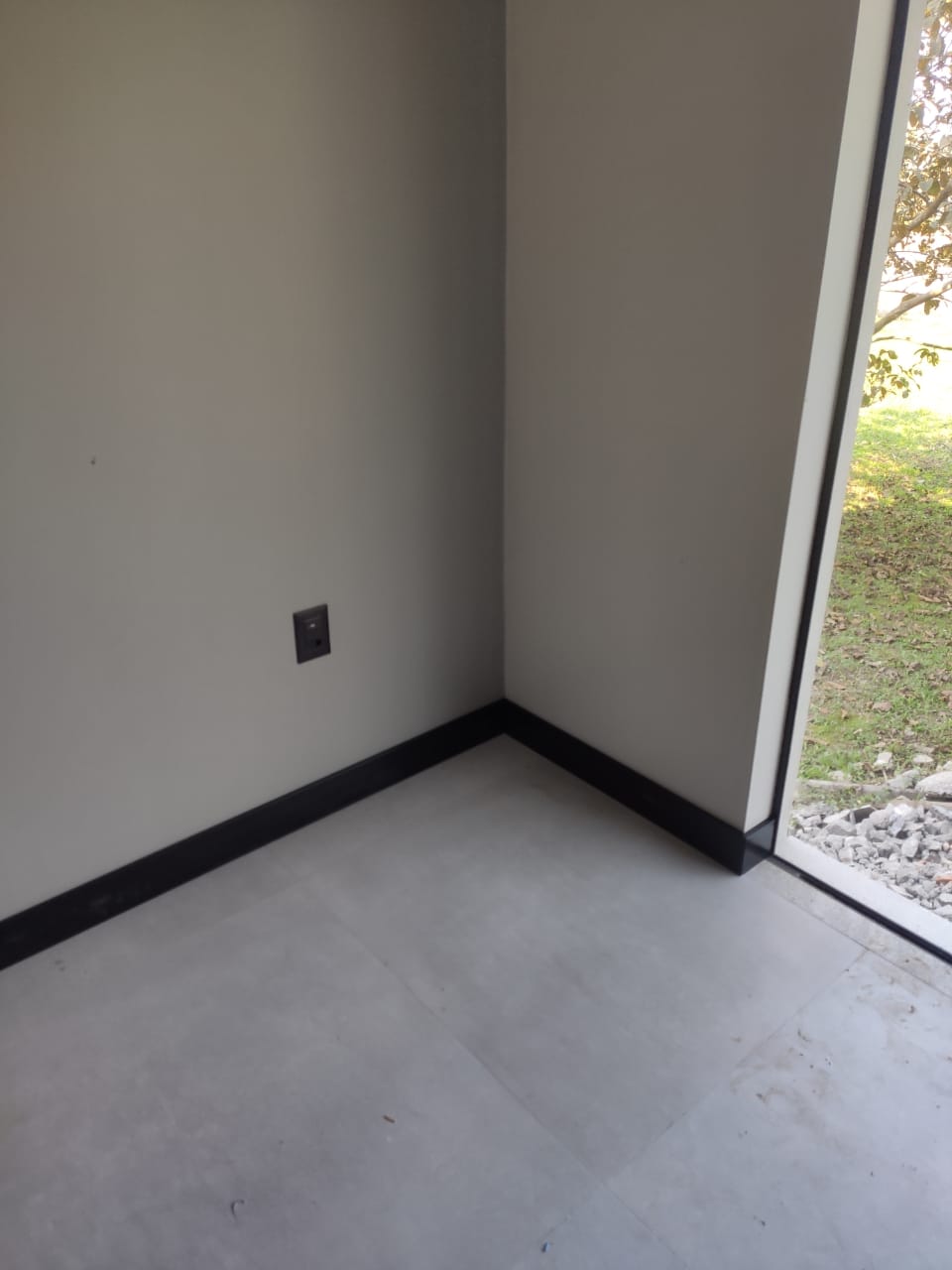 RODAPÉ DE POLIESTIRENO PRETO — foto 4