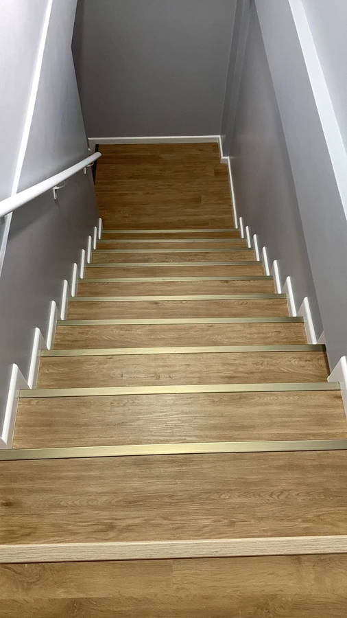 PISO VINÍLICO NA ESCADA — foto 2