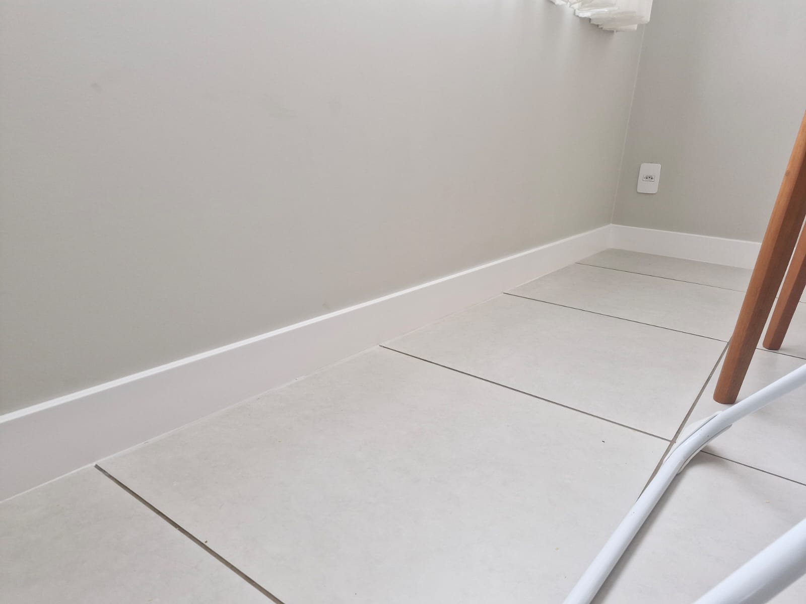 rodapé de poliestireno com 10 cm liso — foto 5