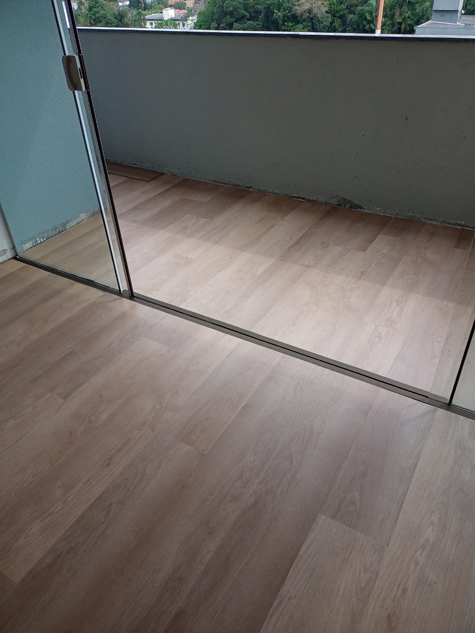 PISO VINÍLICO GERBERA — foto 5