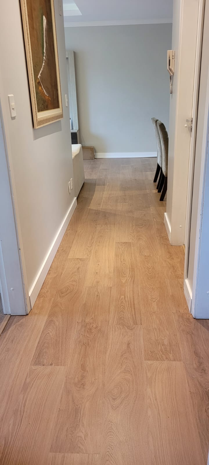 PISO LAMINADO CARVALHO NATURAL ENVERNIZADO — foto 2