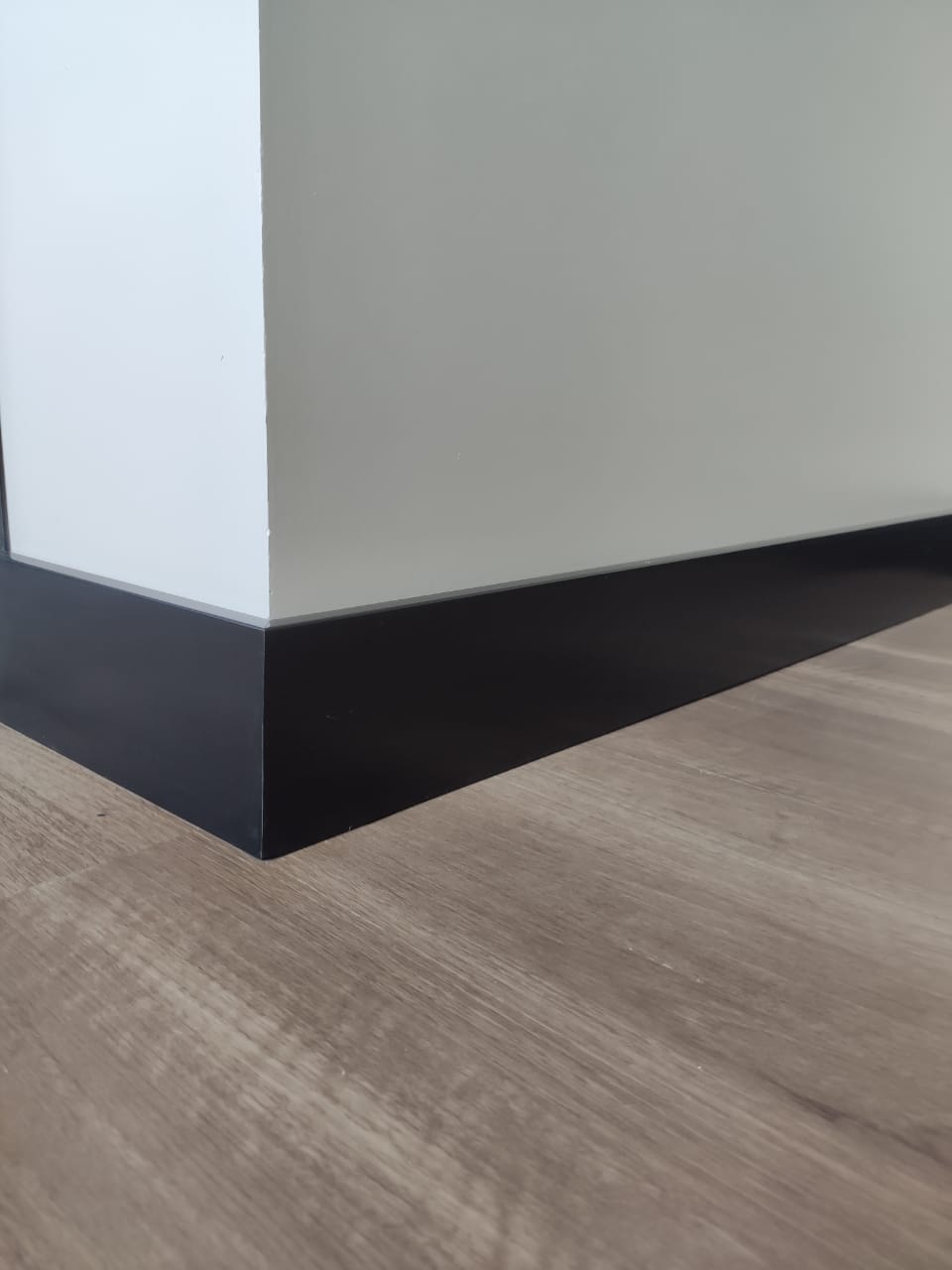 RODAPÉ DE POLIESTIRENO PRETO — foto 5