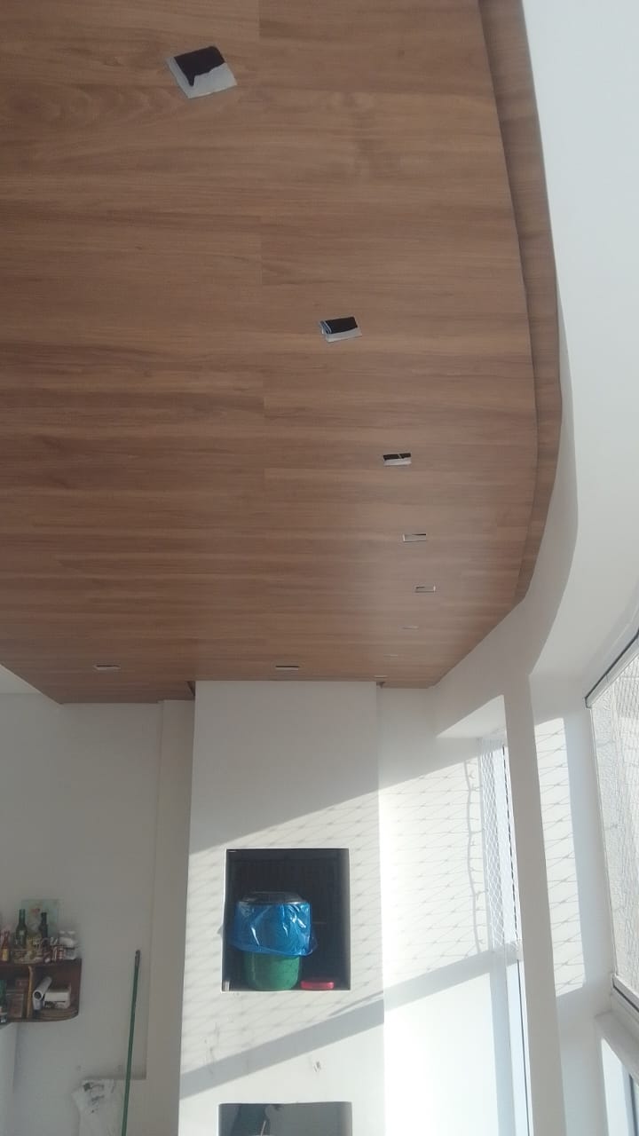 PISO VINÍLICO DE PVC CAMÉLIA NO TETO — foto 2
