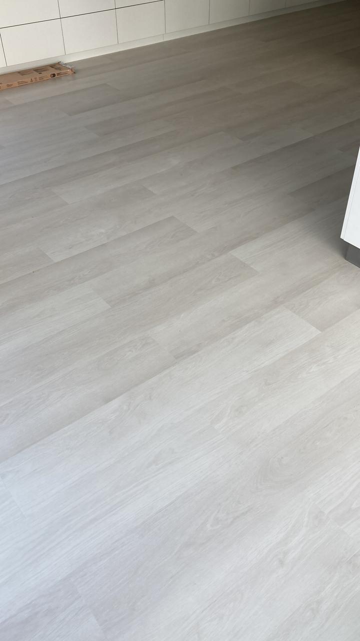 PISO VINÍLICO LISIANTO — foto 2
