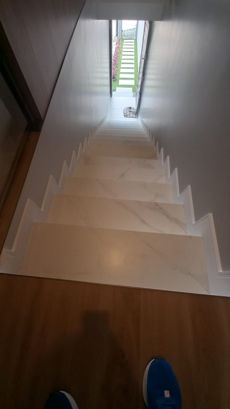 RODAPÉ DE POLIESTIRENO NA ESCADA — foto 4