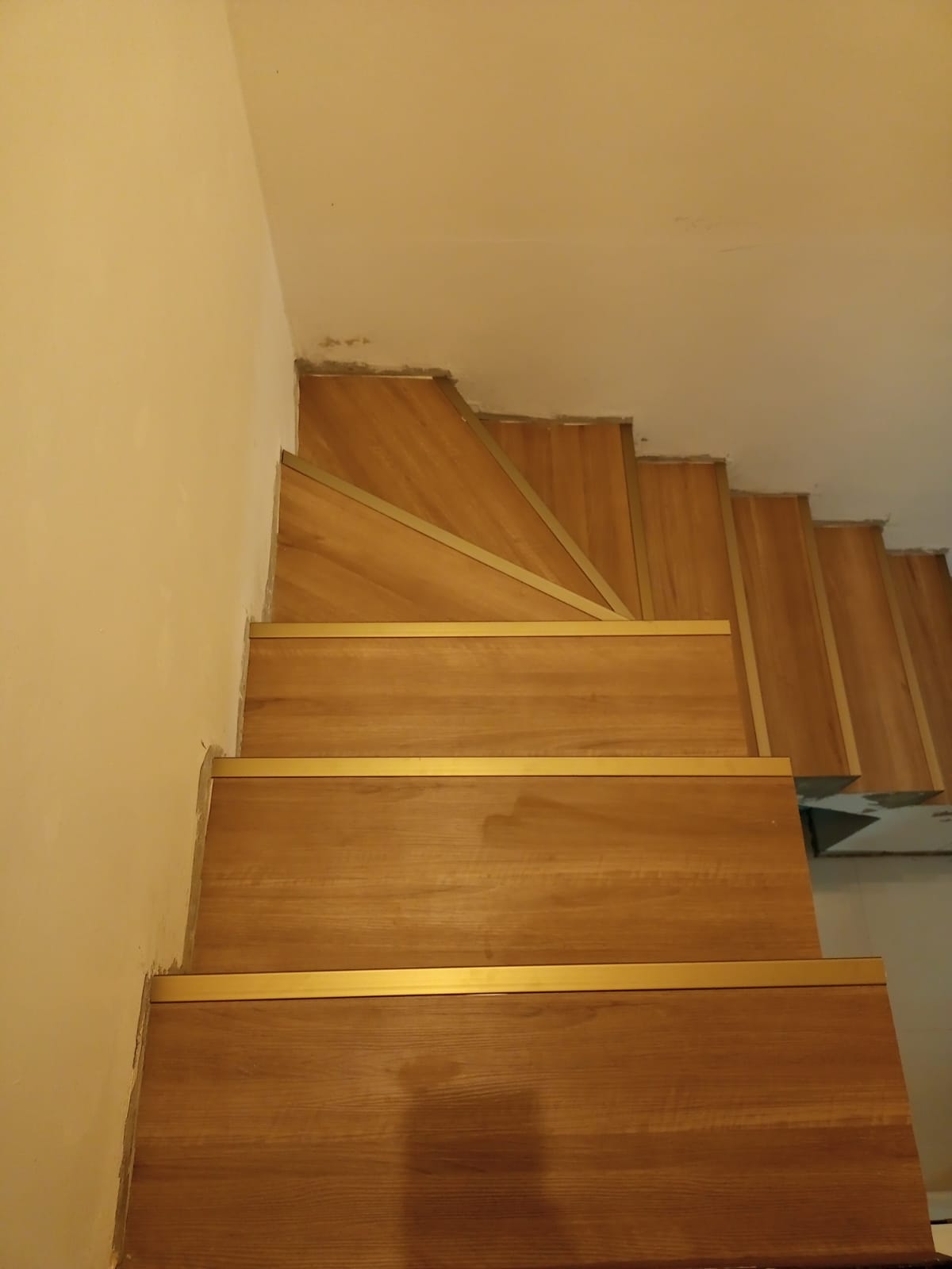PISO VINÍLICO DE PVC NA ESCADA — foto 2