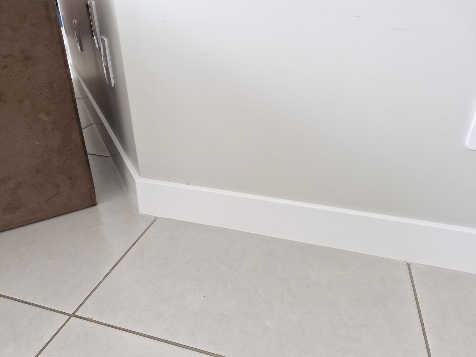 rodapé de poliestireno com 10 cm liso — foto 4