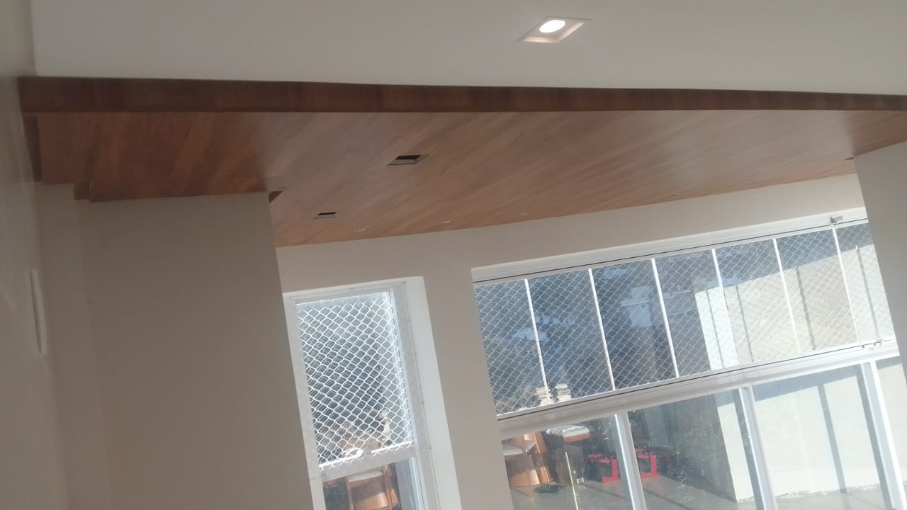 PISO VINÍLICO DE PVC CAMÉLIA NO TETO — foto 6