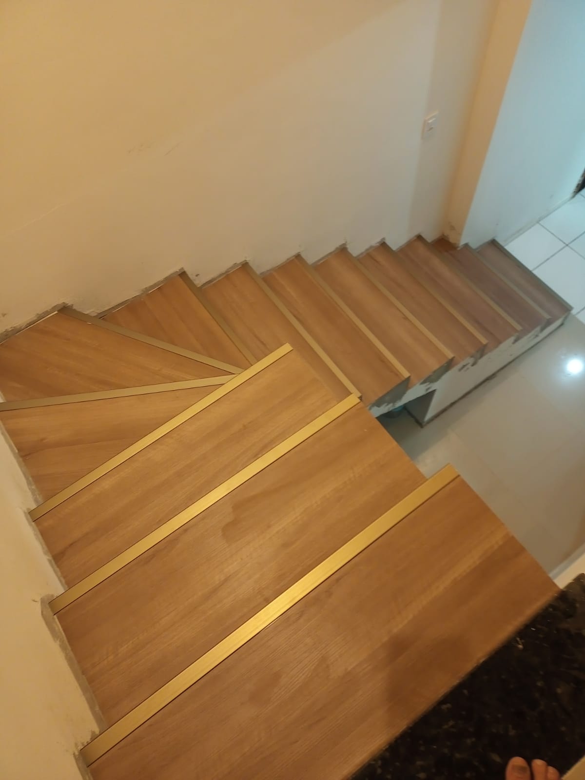 PISO VINÍLICO DE PVC NA ESCADA — foto 3