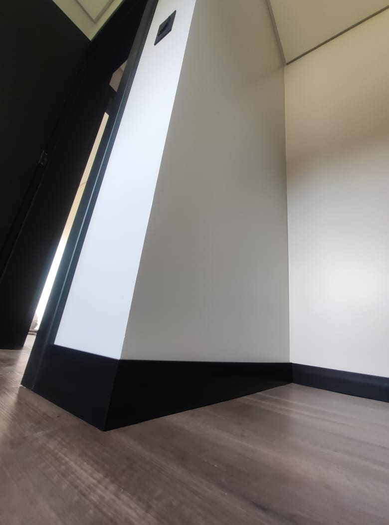 RODAPÉ DE POLIESTIRENO PRETO — foto 10