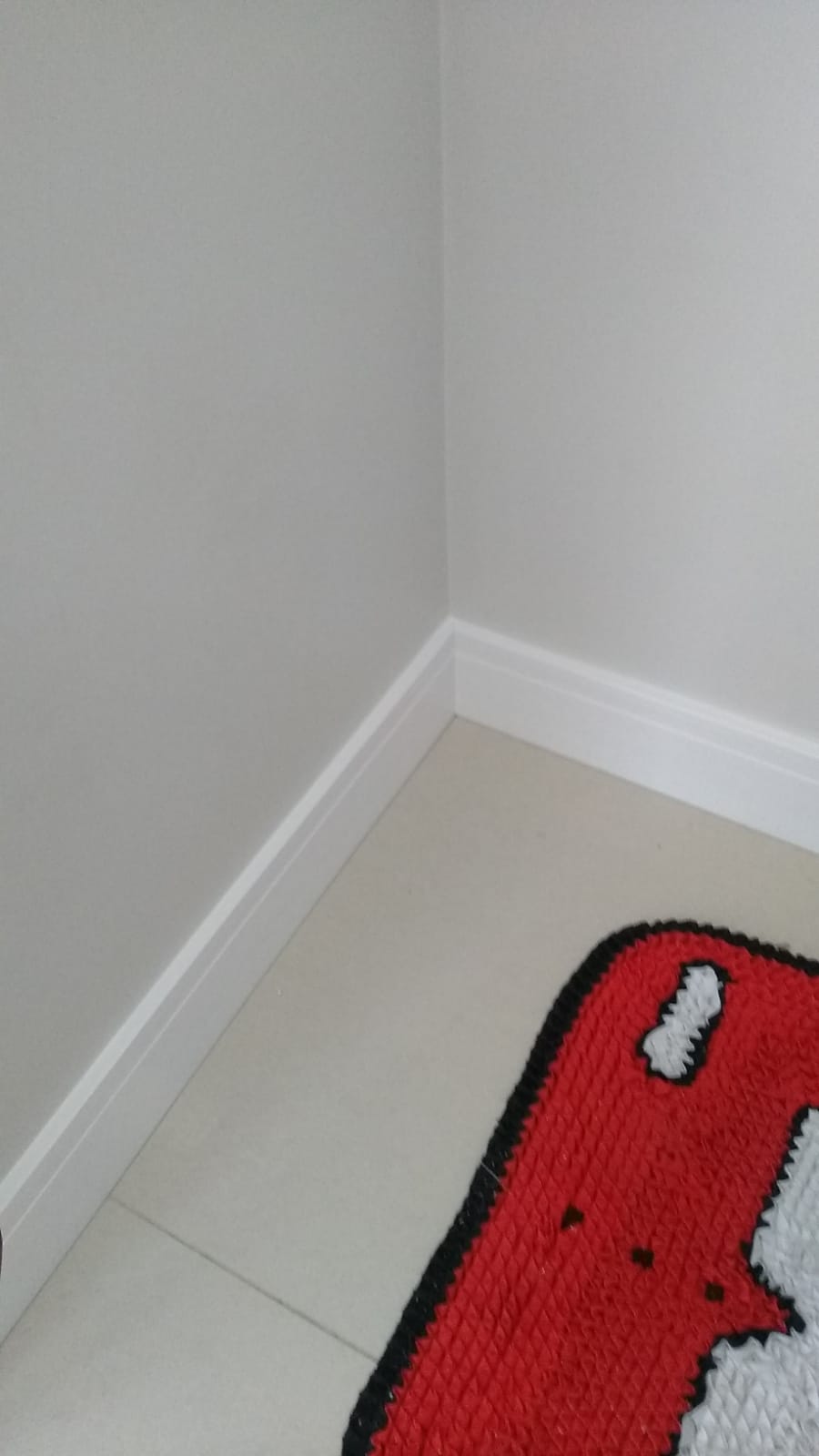 Rodapé de poliestireno com 12 cm