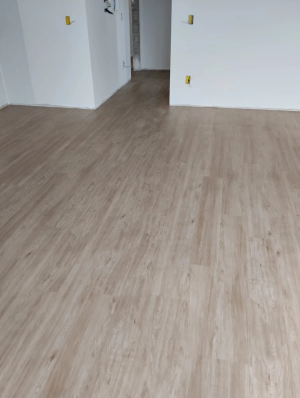PISO VINÍLICO FAIA — foto 1