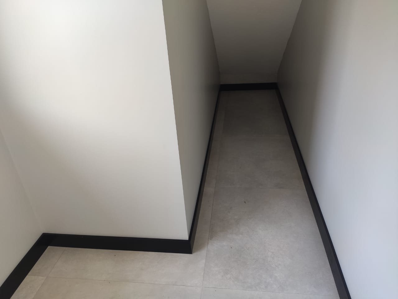 RODAPÉ DE POLIESTIRENO PRETO — foto 6