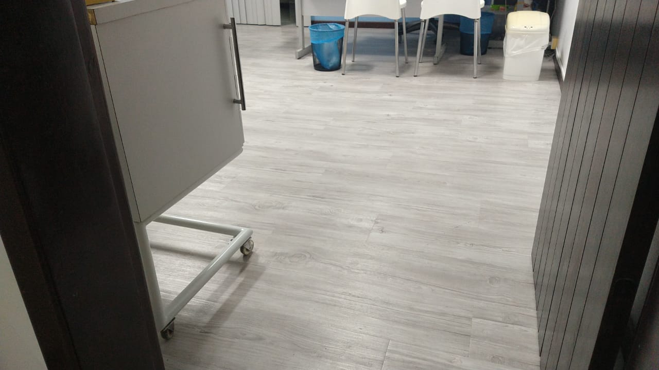 PISO DE PVC IPÊ ORLEANS E PÁTINA ÁRTICO — foto 5