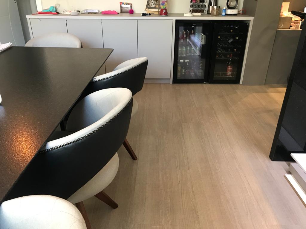 PISO DE PVC PÁTINA GRIS — foto 3