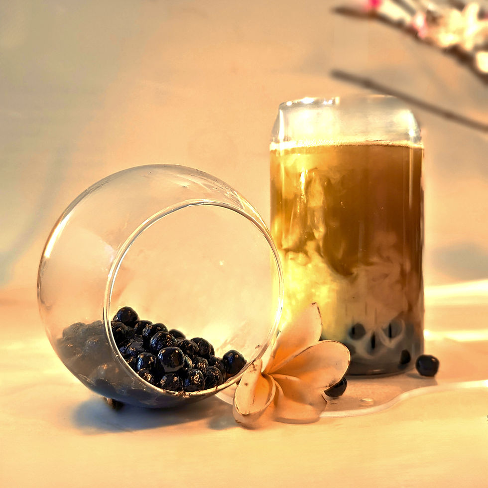 Dissolvable organic hojicha boba tea with roasted green tea flavor and chewy tapioca pearls, served in a glass cup.