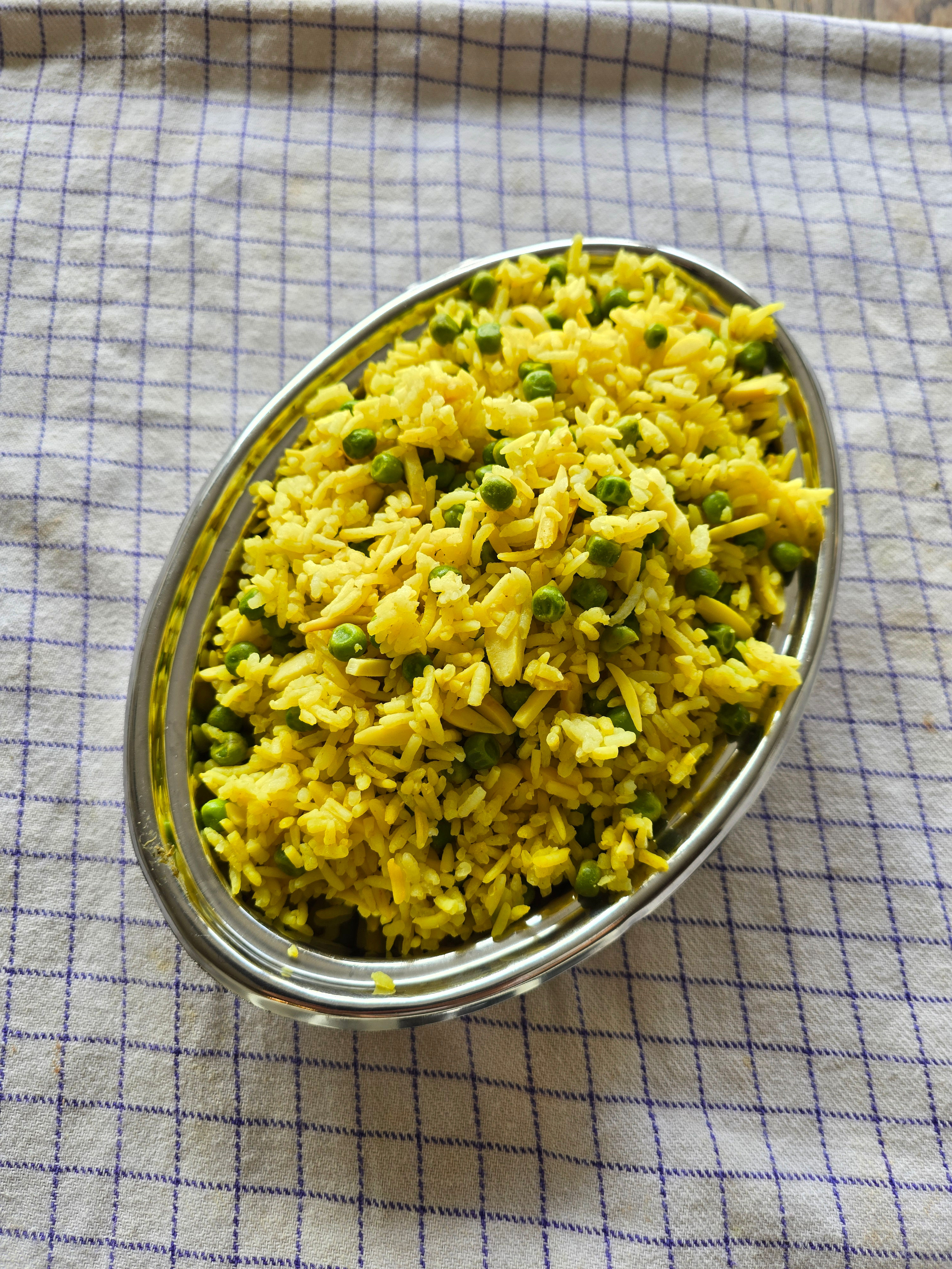 Rice with green peas & almonds