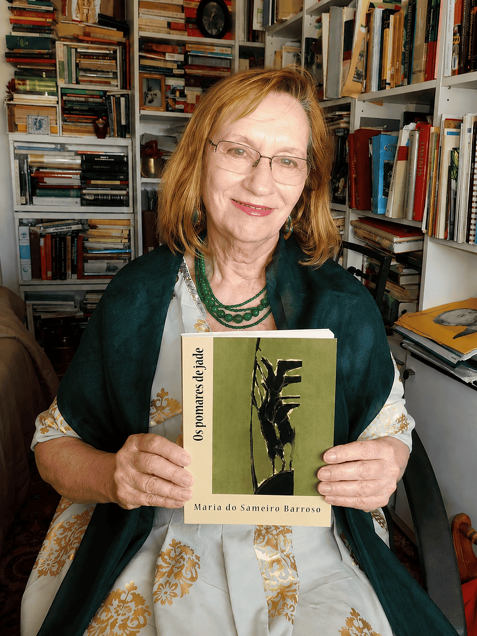 Maria do Sameiro Barroso with her poetry book Os Pomares de Jade 