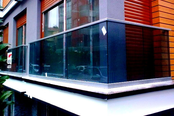siyah-sabit-balkon-cam-korkuluk