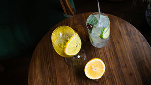 Die Welt der Cocktails entwickelt sich ständig weiter – aber eines bleibt: Der Aperitif ist das charmante Vorspiel zu einem gelungenen Abend, und ein guter Longdrink darf in keiner geselligen Runde fehlen.