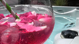 Wenn Premium-Spirituose auf spritzige Frische trifft, entsteht ein Cocktail, der nicht nur im Glas, sondern auch auf der Zunge leuchtet: Der Red Salamanda. Dieser Signature-Drink verbindet die Klarheit und Eleganz unseres Premium Vodkas von Salamanda Spirits mit der herben Fruchtigkeit von Cranberrysaft und der prickelnden Leichtigkeit von Tonic Water. Das Ergebnis? Ein erfrischender, ausgewogener Cocktail mit Charakter – perfekt für laue Sommerabende, Rooftop-Partys oder einfach als stilvoller Aperitif.